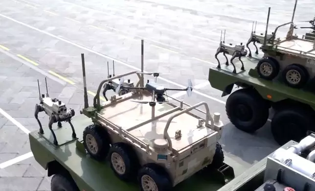 陸上無人作戰群包括機器狼分隊、無人戰車。央視截圖