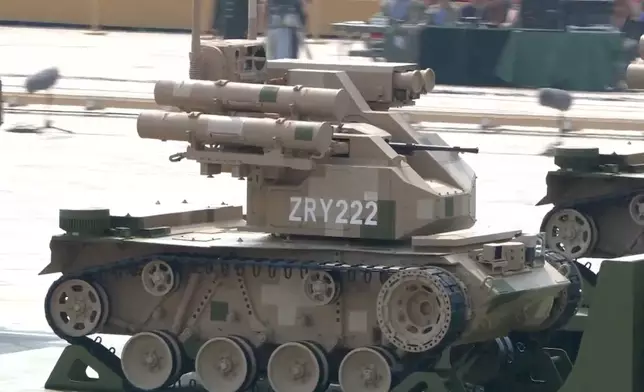 陸上無人作戰群包括機器狼分隊、無人戰車。央視截圖