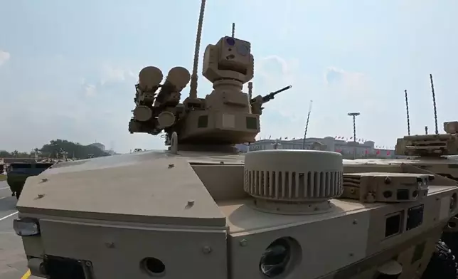 陸上無人作戰群包括機器狼分隊、無人戰車。央視截圖