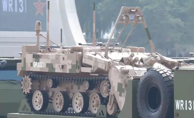 陸上無人作戰群包括機器狼分隊、無人戰車。央視截圖