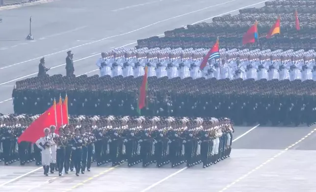 徒步方隊由三軍儀仗隊引領地面分列式（央視截圖）