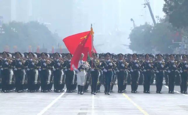 徒步方隊由三軍儀仗隊引領地面分列式（央視截圖）