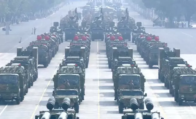 其中紅旗家族六型新裝備齊亮相，成為全場焦點。央視截圖