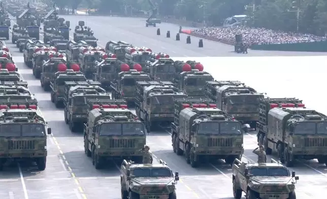 其中紅旗家族六型新裝備齊亮相，成為全場焦點。央視截圖