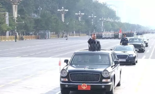 習近平又向廣場觀禮台上的各界人士揮手致意。