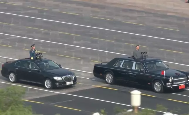 習近平沿途向部隊說「同志們好」 、「同志們辛苦了」。