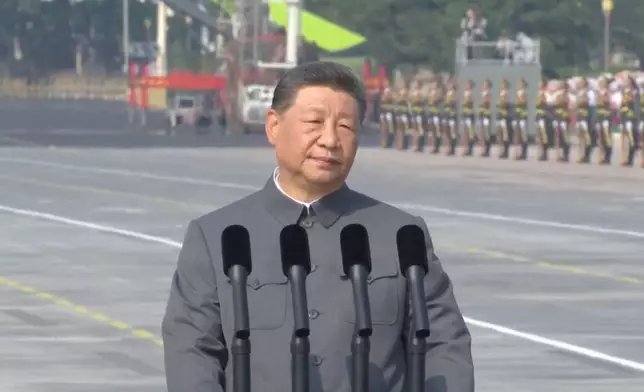 向黨旗、國旗、軍旗行注目禮，依次檢閱徒步方隊、戰旗方隊和裝備方隊。