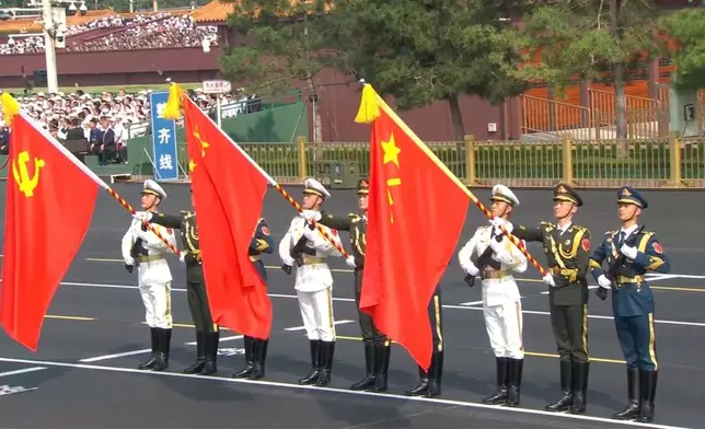 沿途部隊向習近平敬禮。