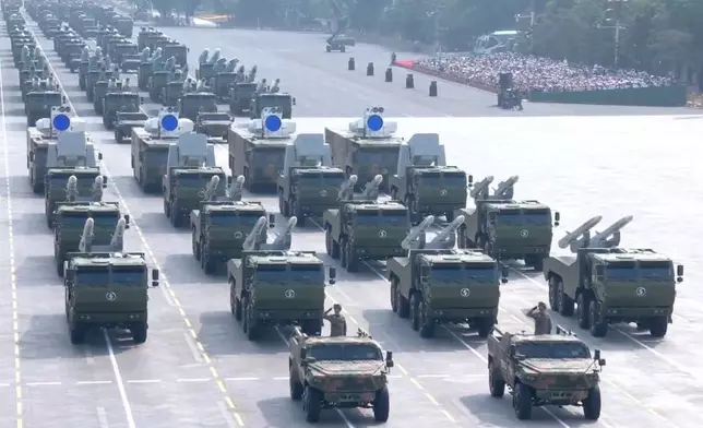 可以看見方陣中的激光火炮（央視截圖）