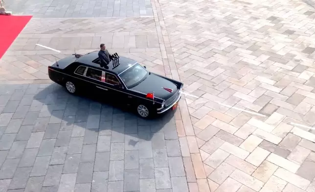 習近平下達檢閱開始命令，其後乘紅旗檢閱車駛上長安街出發。