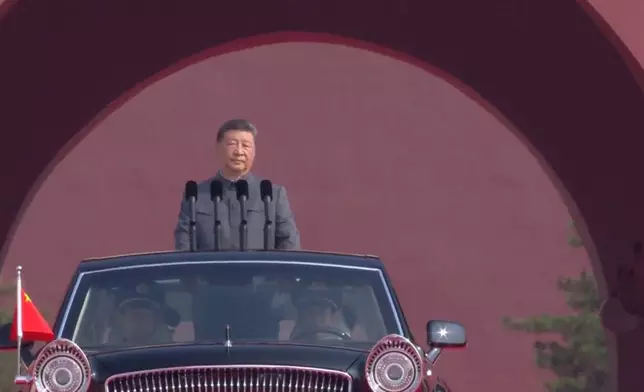 習近平下達檢閱開始命令，其後乘紅旗檢閱車駛上長安街出發。