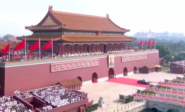 習近平下達檢閱開始命令，其後乘紅旗檢閱車駛上長安街出發。