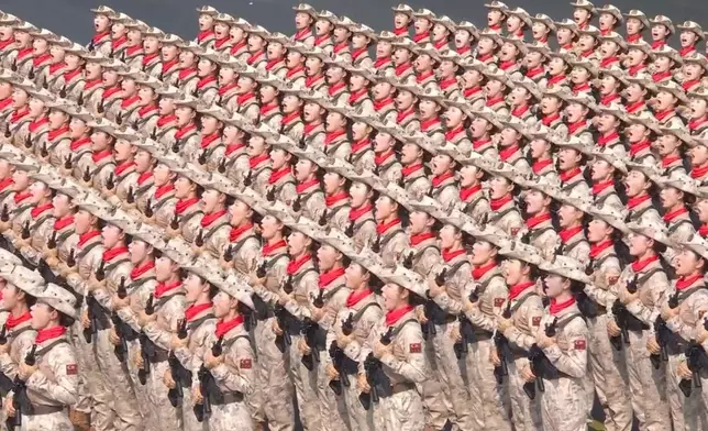 首次有全女兵組成民兵部隊受檢。