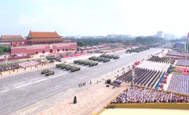 部隊接受檢閱（央視截圖）