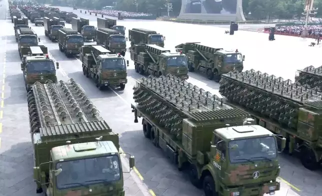 預警探測方隊接受檢閱（央視截圖）