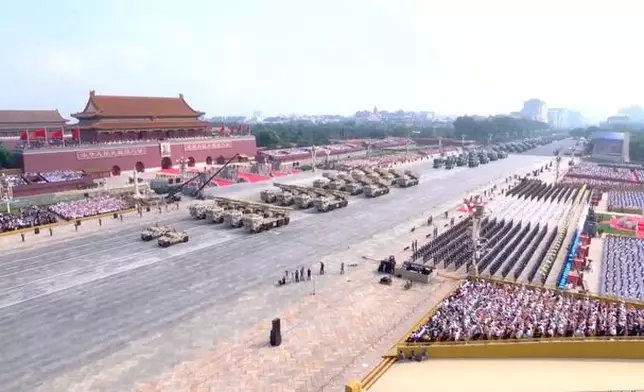 習近平發表講話後，隨即開始閱兵儀式。央視截圖