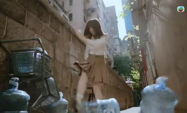 呢頭笑笑口，嗰頭發脾氣發到模糊。