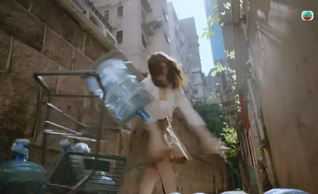 呢頭笑笑口，嗰頭發脾氣發到模糊。