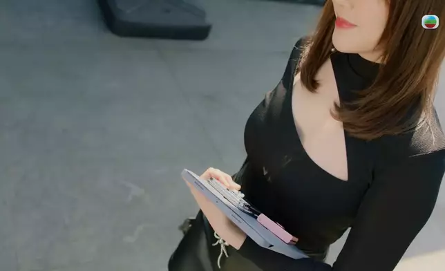 一有生意佢就搶，而且仲要係次次都著到超級搏殺格咁去搶。