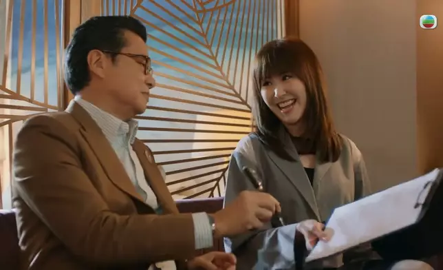 阿Moon呢個「火辣機心行政」Look好多機心細節位，包括開胸位同see through位。Btw，本周稍後播出嘅阿Moon同丁丁嘅床戲，火辣及搶眼度都會升溫架，相比呢場。