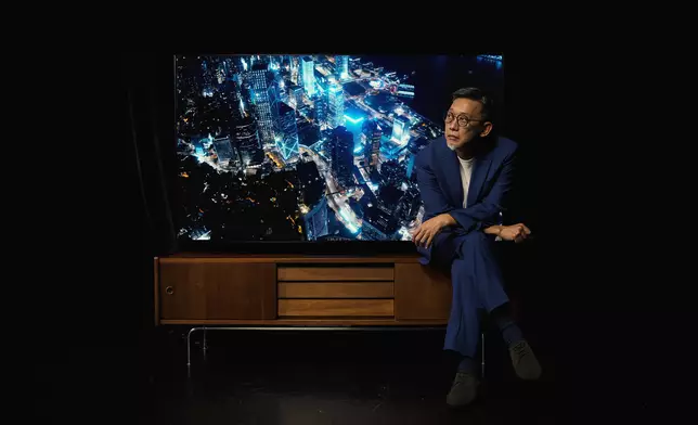 他認為電影中的純黑位處理對於營造電影感尤其重要。