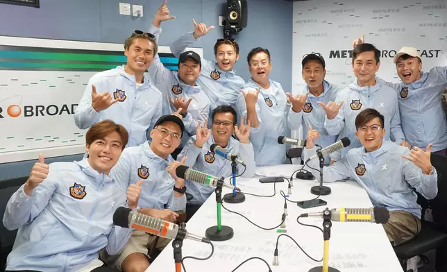 譚詠麟、黃日華拉隊接受新城范振鋒訪問。