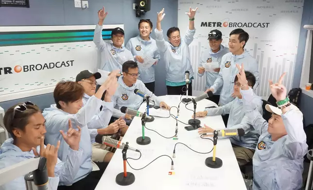 譚詠麟、黃日華拉隊接受新城范振鋒訪問。