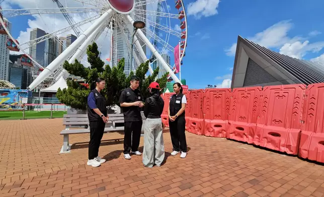 有內地攝影師與化妝師來港提供服務收費。入境處提供圖片