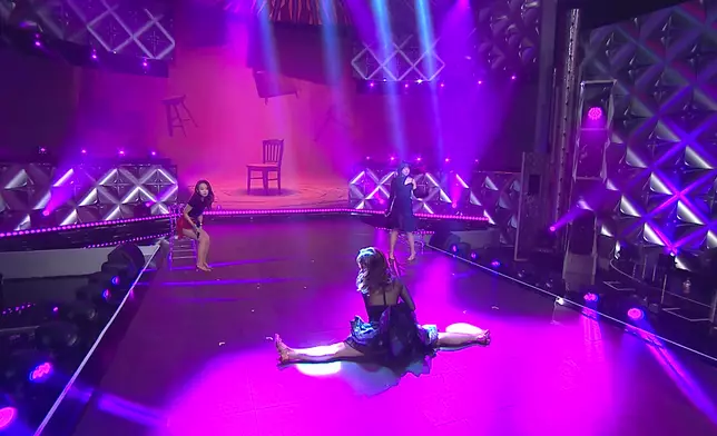 Hoonry表演一字馬