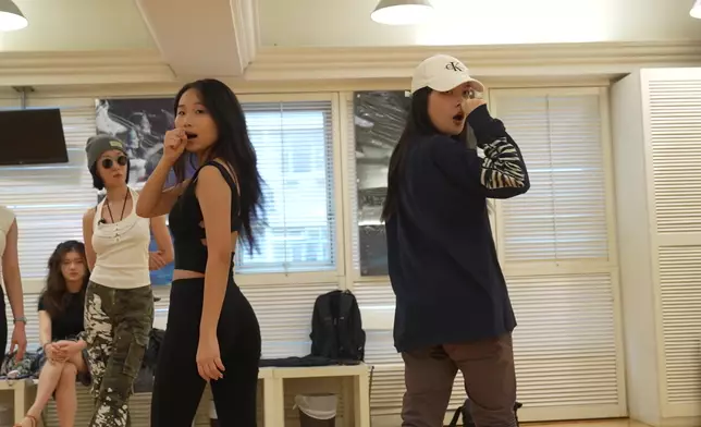 Hoonry擔任「組媽媽」幫二人執舞