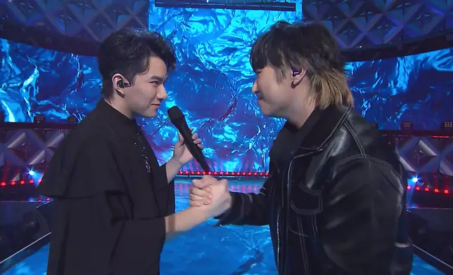 Matt一邊彈琴一邊獨唱打頭陣，配以Ryan的完美和音