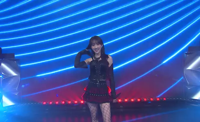 甄敏芳Jenny以一身性感魚網絲襪+短裙仔亮相