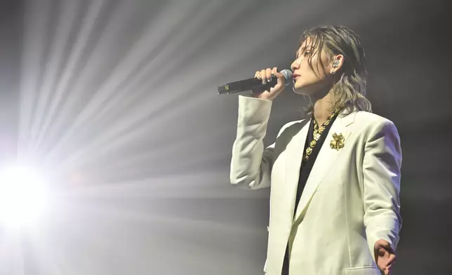 Jeremy唱出由趙增熹老師重新編曲的《You First》同《九》揭開序幕。