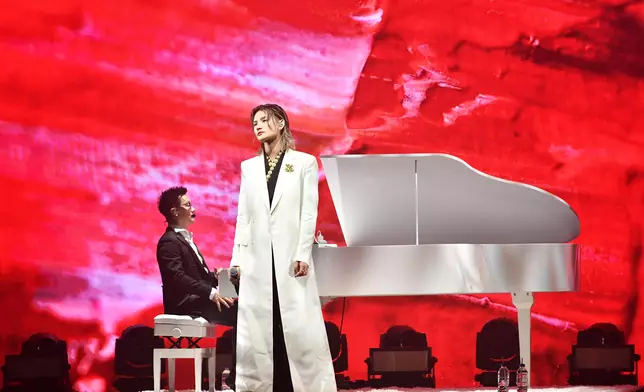 其後分別重新演繹梅姐同哥哥的金曲《似水流年》同《追》。