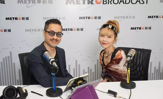 方皓玟接受梁兆輝《One Music Corner壹角樂》節目錄音訪問。