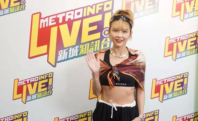 小明離婚多年認恨有親熱時間。