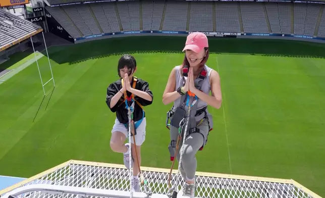 Christy母女在現場職員指導下，挑戰高難度《鐵達尼號》動作。