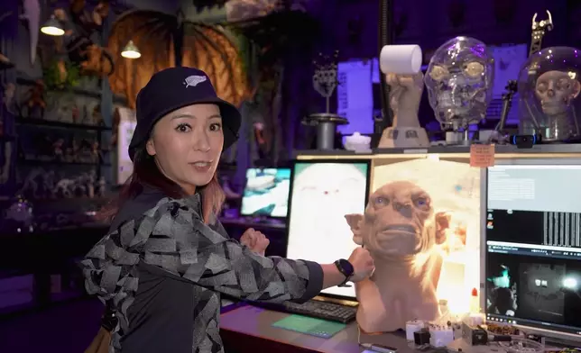 Christy親身示範電影中骷髏骨頭能夠郁動兼張口說話的背後原理