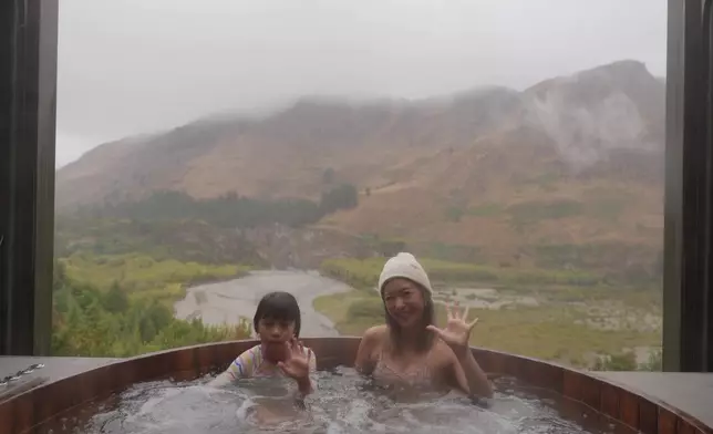 浸住溫泉睇靚景
