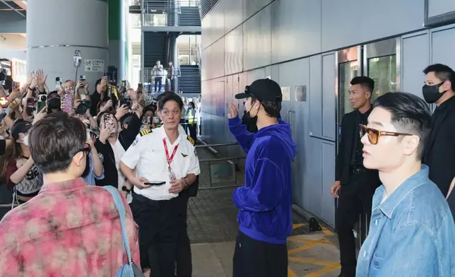 現場有多位粉絲在場等候。