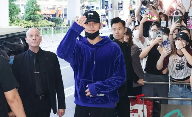 珉奎向在場粉絲揮手打招呼。