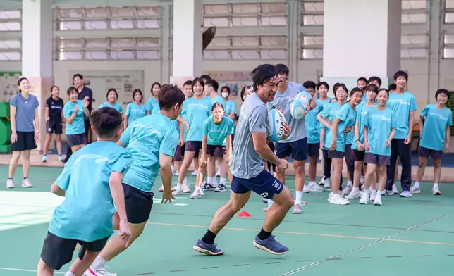 曾奪得兩届亞運金牌的七人制橄欖球代表姚錦成擔任教練，親自教授七人欖球的技巧和比賽規則。