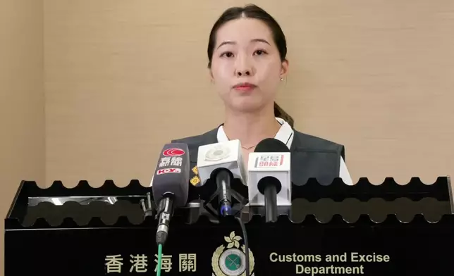 海關毒品調查科機場調查課高級調查主任陳綺琪向傳媒講述行動詳情。香港海關FB