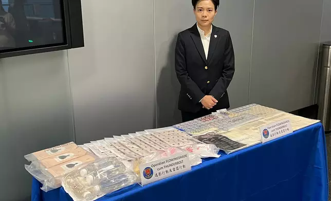 警方有組織罪案及三合會調查科總督察鄧凱彤展示證物。
