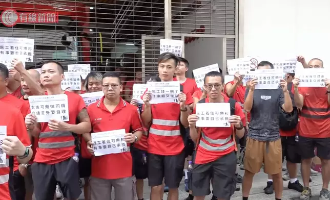 工人在廠房門外叫口號。有線新聞圖片