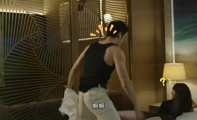 阿Moon因為對鞋跣，咁就跌咗落床。