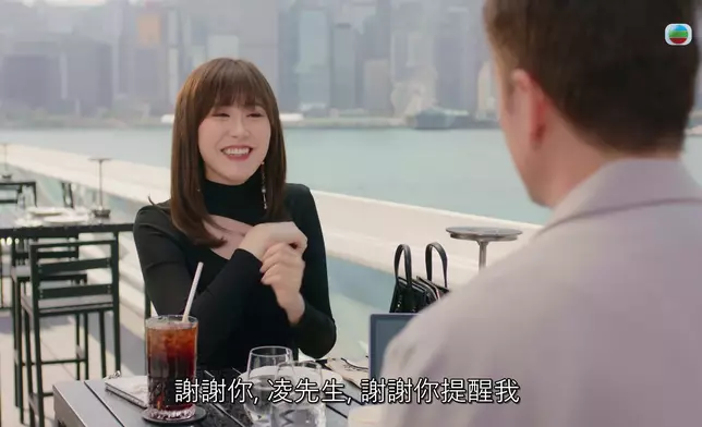 最後以笑遮醜嘅阿Moon，賠笑都不忘拉一拉番高個衫領，細節位做到足。