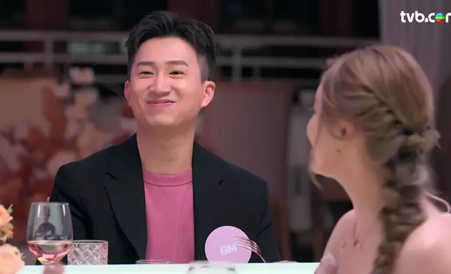 GM同Sophie三角枱約會經典畫面，GM嘅未抹嘴樣以及Sophie嘅「匙羮談情」，至今仍是talking point！