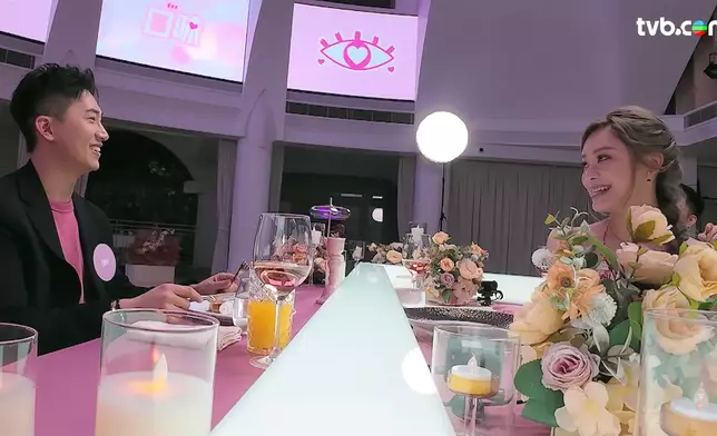 GM同Sophie三角枱約會經典畫面，GM嘅未抹嘴樣以及Sophie嘅「匙羮談情」，至今仍是talking point！