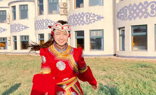 糖妹穿上當地華麗服飾。